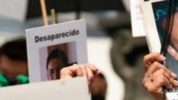 Familiares y activistas protestan contra las desapariciones en México.