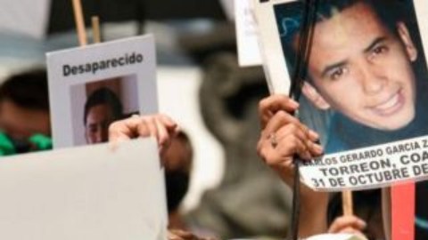 Familiares y activistas protestan contra las desapariciones en México.