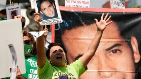 Familiares y activistas protestan contra las desapariciones en México.