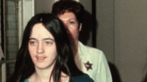 En 1978, Van Houten (derecha) fue declarada culpable de asesinato en primer grado.