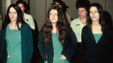 En 1978, Van Houten (derecha) fue declarada culpable de asesinato en primer grado.