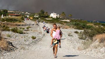 Grecia: las impactantes imágenes de los incendios en la isla de Rodas que obligaron a evacuar a miles de turistas