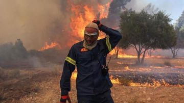 Los incendios fuera de control en el Mediterráneo ya dejan más de 40 muertos