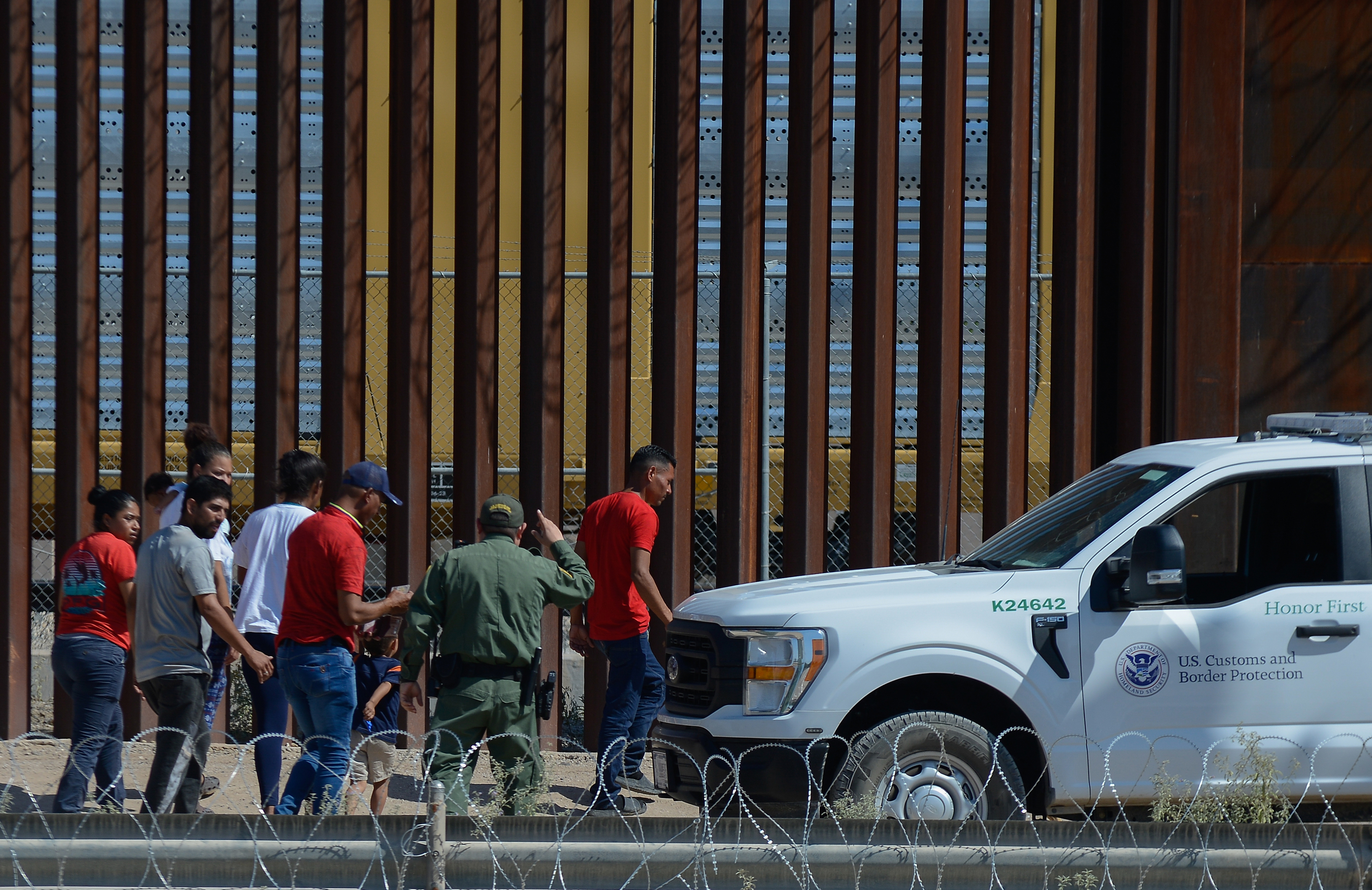 Los inmigrantes fueron detenidos por agentes de la Patrulla Fronteriza en El Paso, Texas.
