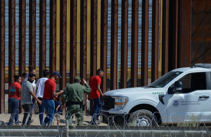 Los inmigrantes fueron detenidos por agentes de la Patrulla Fronteriza en El Paso, Texas.
