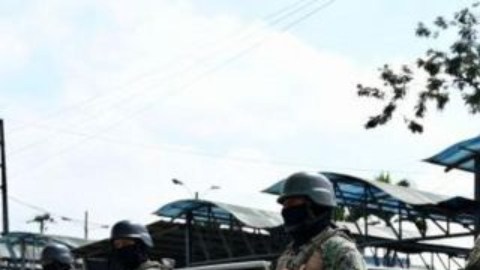La policía y los militares están tomando las prisiones en Ecuador.
