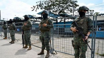La policía y los militares están tomando las prisiones en Ecuador.