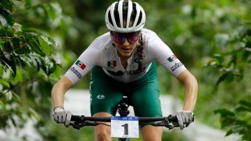 Daniela Campuzano de México compite hoy, en ciclismo de montaña femenino en los Juegos Centroamericanos y del Caribe.