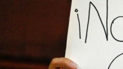 La orden de suspensión del partido de uno de los candidatos provocó fuertes reacciones.