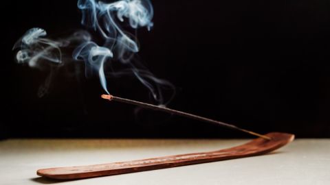 Quemar incienso en casa puede afectar la salud de tus pulmones: por qué