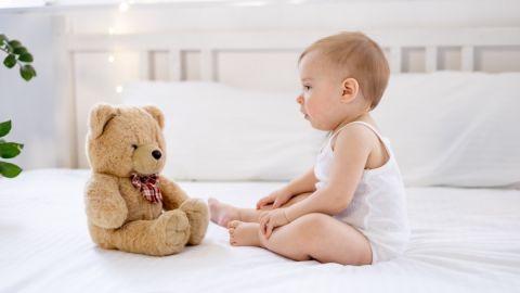Por qué no debe haber peluches en la cuna de los niños