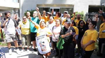 Miembros de ACCE protestan frente a las oficinas de The Residences at Woodlake, en el distrito de Crenshaw.