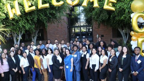 Personal docente y los 60 estudiantes de la Universidad de Medicina y Ciencias Charles R. Drew.