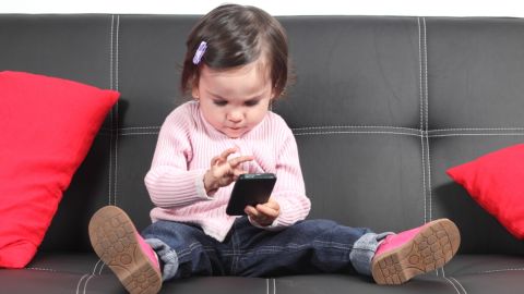 Qué hacer si tu hijo tiene retraso en el habla por exceso de pantallas, según un neurólogo