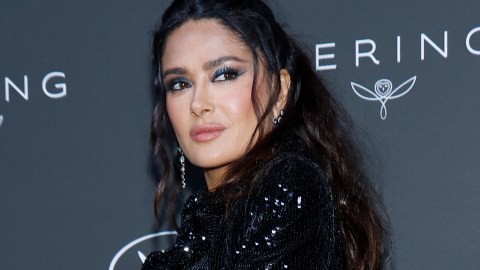 Salma Hayed da un consejo de belleza antienvejecimiento.