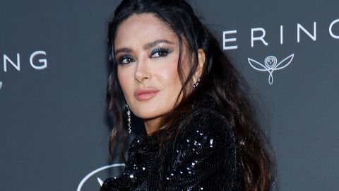 Salma Hayed da un consejo de belleza antienvejecimiento.