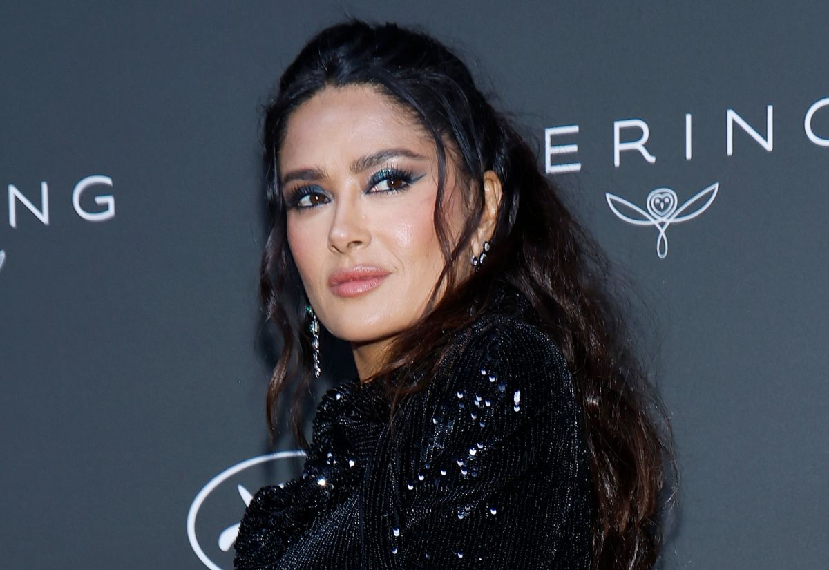 Salma Hayed da un consejo de belleza antienvejecimiento. 