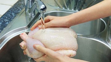 Hallaron una bacteria potencialmente mortal en cargamento de pollo cocido en Reino Unido