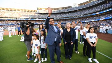Fernando Valenzuela y su familia al develarse su número 34 en el Anillo de Honor de los Dodgers.