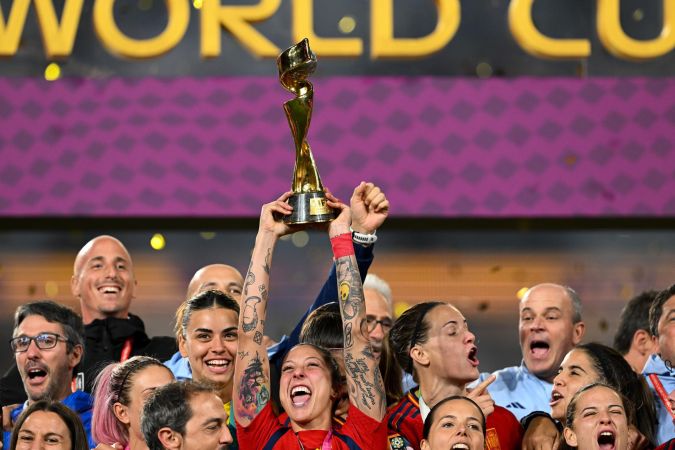 Jennifer Hermoso alzando la Copa del Mundo en el Mundial Femenil 2023 de Australia y Nueva Zelanda. Foto: DEAN LEWINS / EFE.
