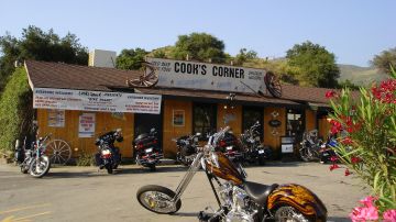 Cook's Corner es un bar del condado de Orange, California, construido en 1884.