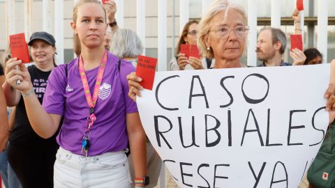 Protesta afuera de la sede de la RFEF en Madrid.