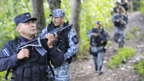 Bukele ordena a 7.000 soldados y 1.000 policías cercar toda una región para sacar a las pandillas "de sus escondites"