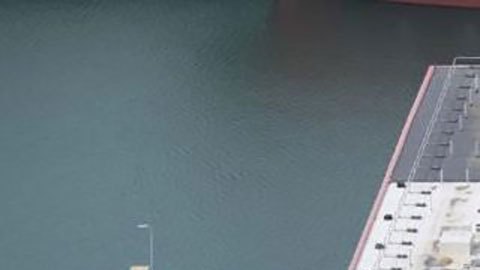 "Es como entrar en Alcatraz": los primeros ocupantes describen la barcaza flotante que alojará a 500 solicitantes de asilo en Reino Unido