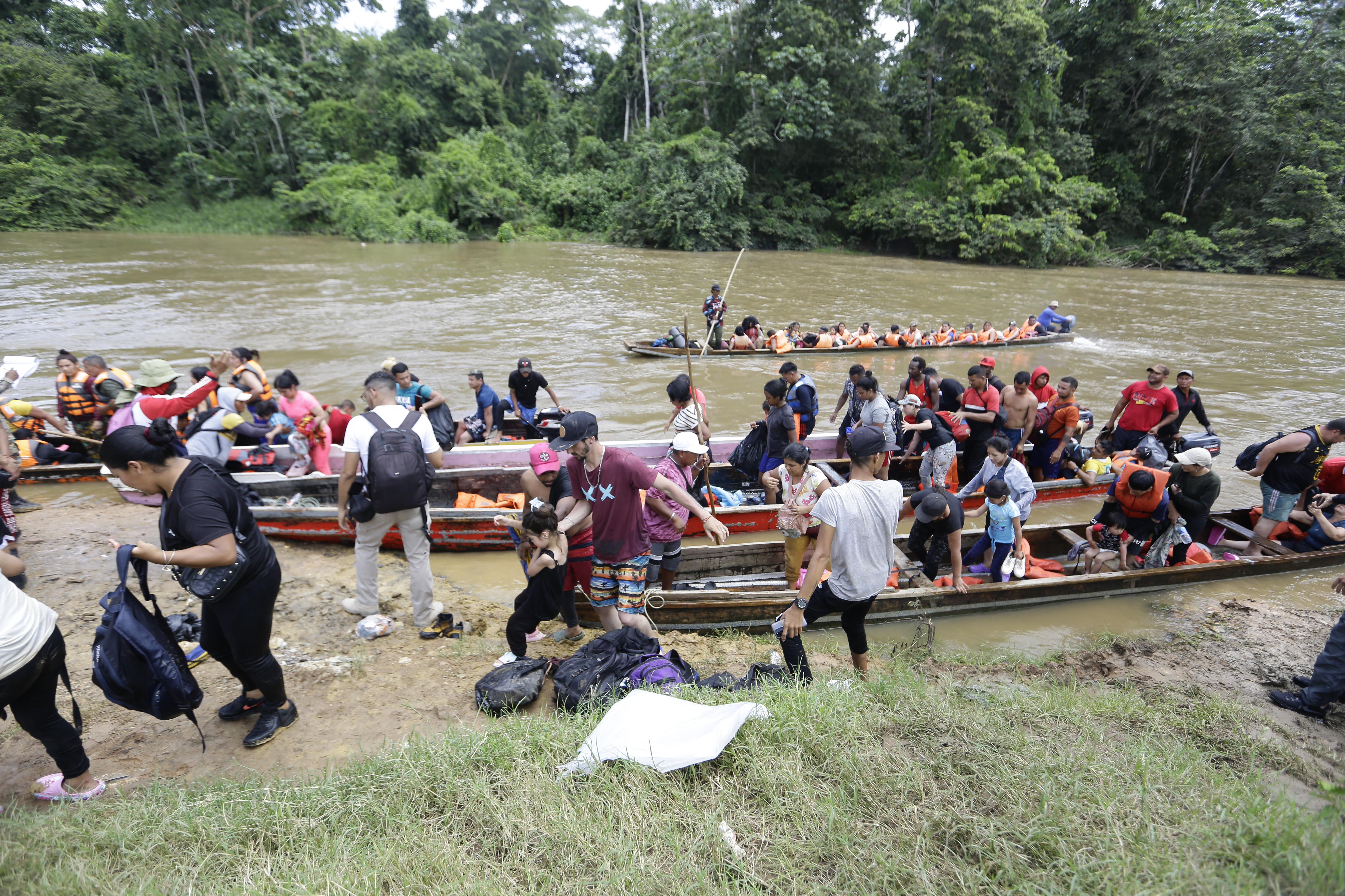 Una media de 2,500 migrantes llegan cada día a Panamá en su viaje hacia EE.UU. tras cruzar la jungla del Darién.