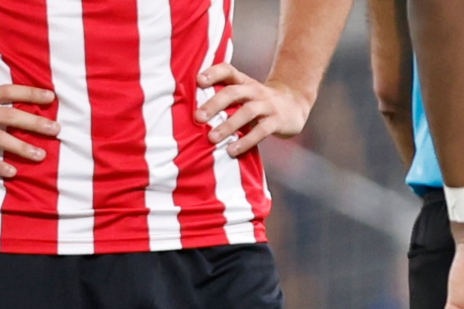 Ëder Militao se lamenta en el suelo, durante el partido de Liga en Primera División ante el Athletic que disputan este sábado en el estadio de San Mamés, en Bilbao. EFE/Miguel Toña.