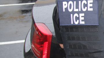 ICE investiga a una oficial  por abuso sexual.