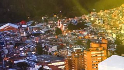 Cómo las monedas de México y Colombia se convirtieron en las más fuertes en América Latina (y qué desventajas tiene)