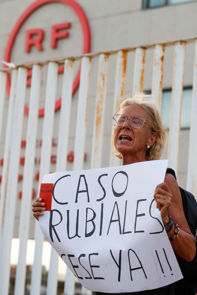 Manifestación feminista para pedir la destitución del presidente de la Real Federación Española de Fútbol, Luis Rubiales, este viernes ante la sede de la Federación en la localidad madrileña de Las Rozas. EFE/Mariscal