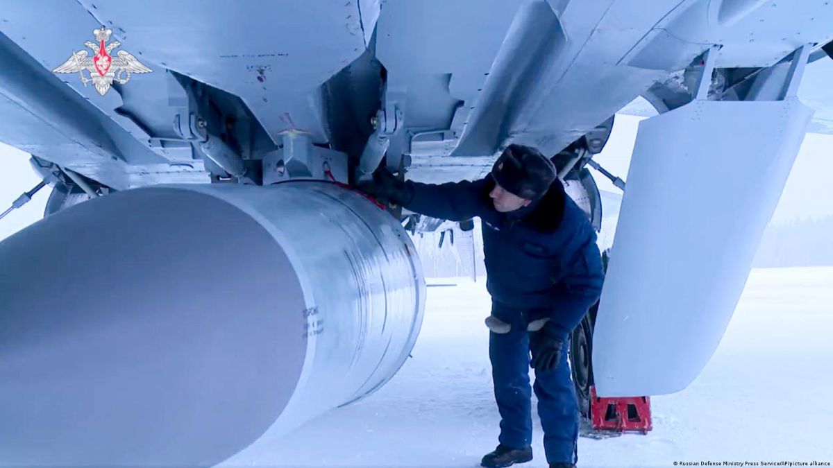 Un técnico militar ruso comprueba un caza MiG-31K de la fuerza aérea rusa que lleva un misil de crucero hipersónico Kinzhal estacionado en un campo de aviación durante un simulacro militar. (Archivo 19.02.2022)