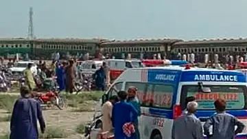 Tren descarrilado deja al menos 19 muertos en Pakistán