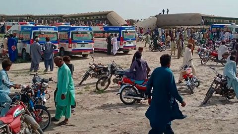 Tren descarrilado deja al menos 19 muertos en Pakistán