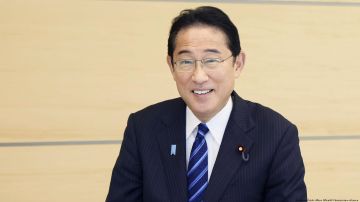 Ante polémica, primer ministro japonés se filma comiendo pescado de Fukushima y señala que es "seguro y delicioso"