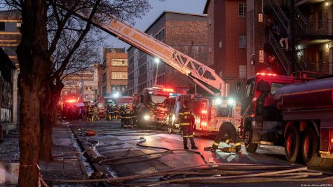 Incendio en edificio deja al menos 73 muertos en Sudáfrica