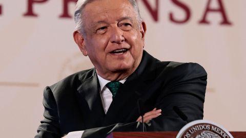 AMLO insinúa que él sufre de violencia política de género tras acusación de la aspirante opositora Xóchitl Gálvez