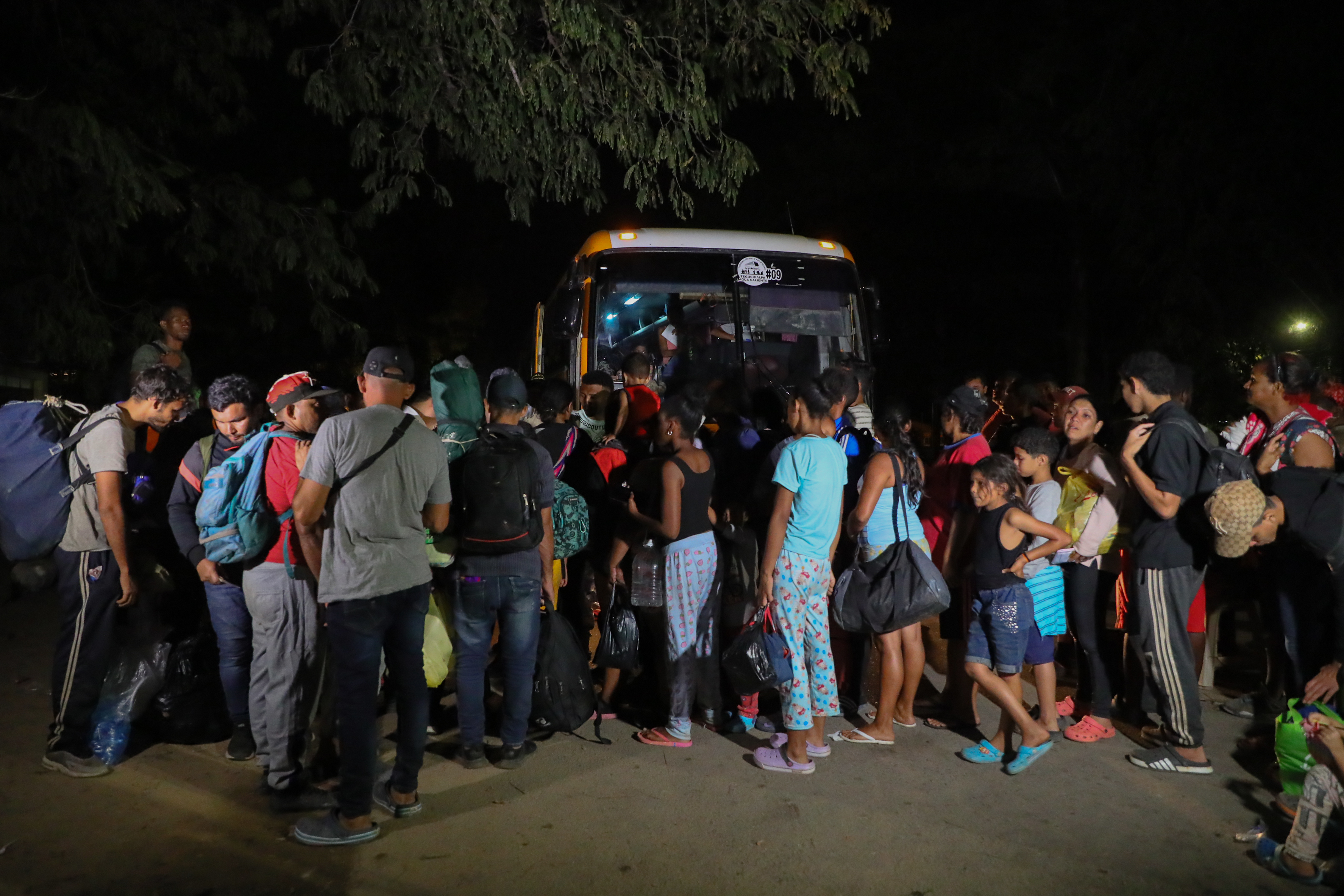 Inmigrantes esperan transportes para salir de Danlí en Honduras, con rumbo a Guatemala.