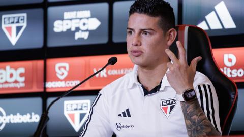 James Rodríguez habla hoy, durante su presentación como nuevo jugador del club Sao Paulo.