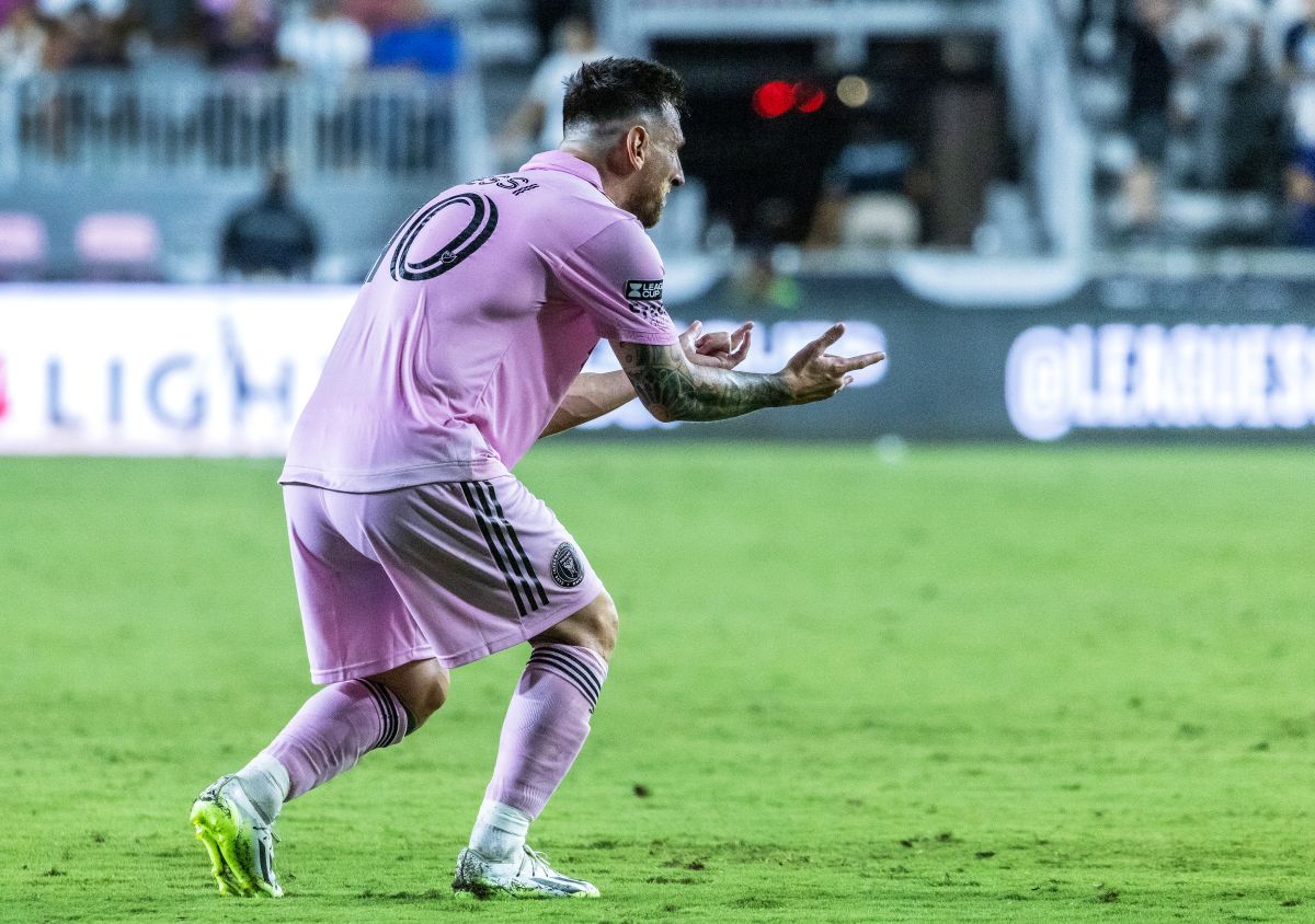 Lionel Messi celebrando como Spiderman. 