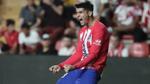 Álvaro Morata del Atlético Madrid celebra un gol ante el Rayo Vallecano.