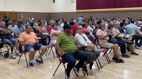 Unas 200 personas llegaron al taller de ciudadanía en South Gate.
