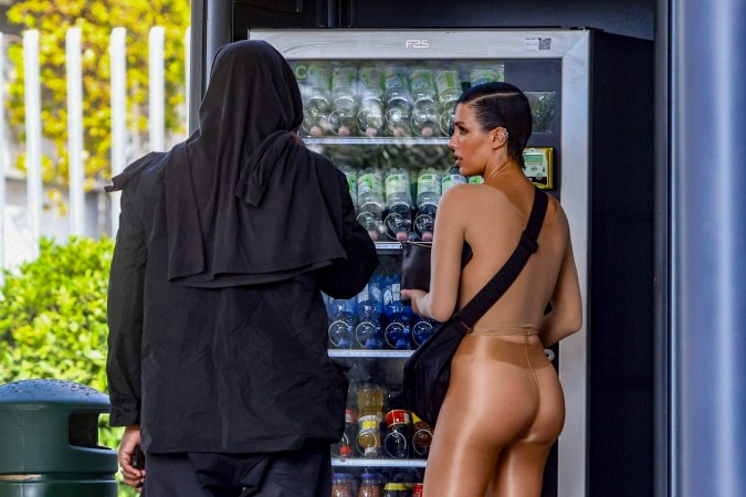 Bianca Censori y Kanye West paseando por Italia.