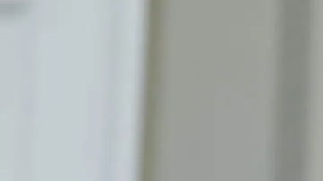 Mientras que Donald Trump no se cansa de golear verbalmente a Joe Biden, él simplemente guarda silencio.