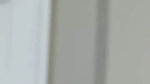Mientras que Donald Trump no se cansa de golear verbalmente a Joe Biden, él simplemente guarda silencio.