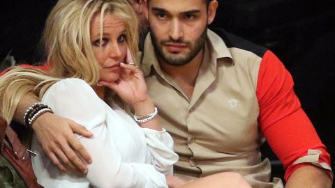 Britney Spears y Sam Asghari en un juego de Los Angeles Lakers- NBA.