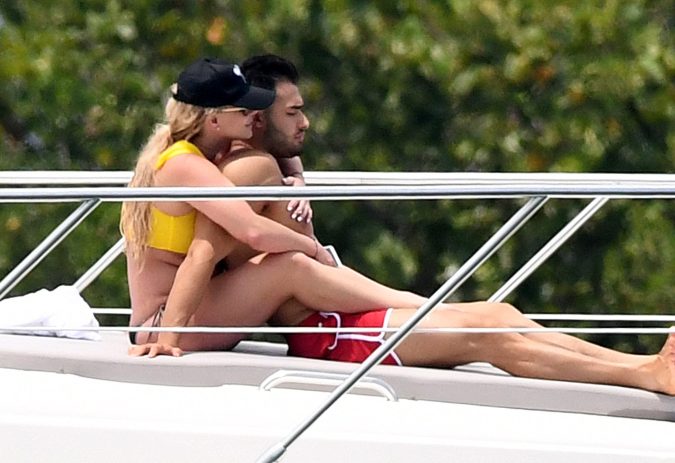 Britney Spears y Sam Asghari en un yate en Miami.