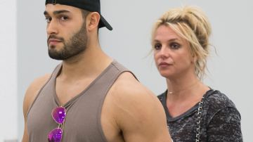 Britney Spears y Sam Asghari en el aeropuerto de Miami.